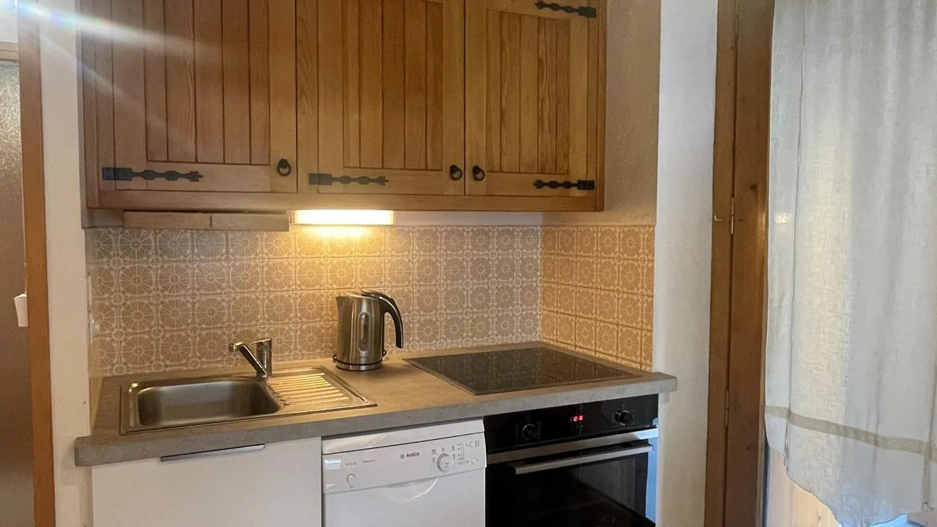 Appartement 2 Pieces A Meribel, Proche Piste Et Commerces, Avec Parking Et Casier A Ski - Fr-1-411-717 Les Allues 0*,